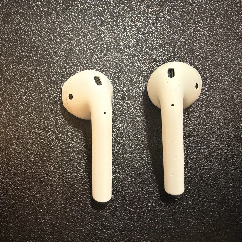 Apple AirPods with Wireless Charging Case